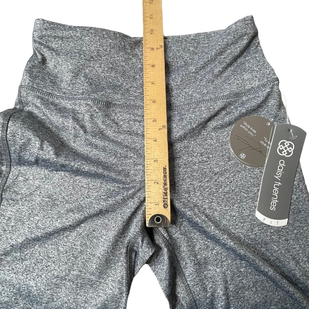 Daisy Fuentes Fit athletic shorts size Small - Picture 7 of 10